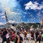 Mens en yaks in west Sichuan