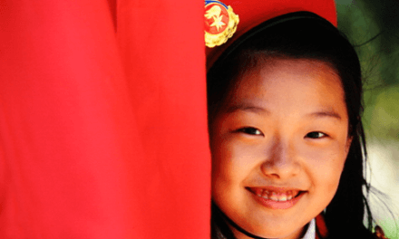 Rood bloed kruipt waar het niet gaan kan